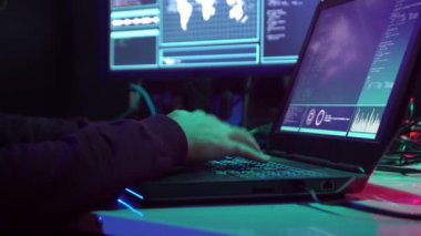 Hackerlar virüs yazılımı ve bilgisayar arayüzü kullanarak kriptopara dolandırıcılık yapma. Blockchain siber saldırı, ddos ve kötü amaçlı yazılım kavramı. Yeraltı ofisi.