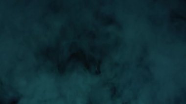 Boş siyah arka plan üzerinde doku duman