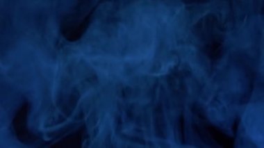 Boş siyah arka plan üzerinde doku duman