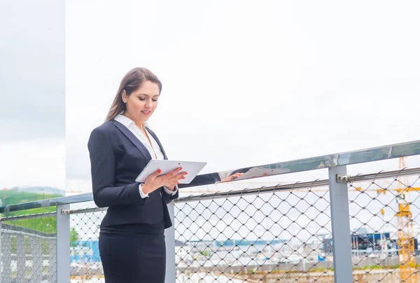 Selbstbewusste Geschäftsfrau vor einem modernen Bürogebäude. Unternehmens-, Banken-, Unternehmens- und Finanzmarktkonzept. — Stockfoto