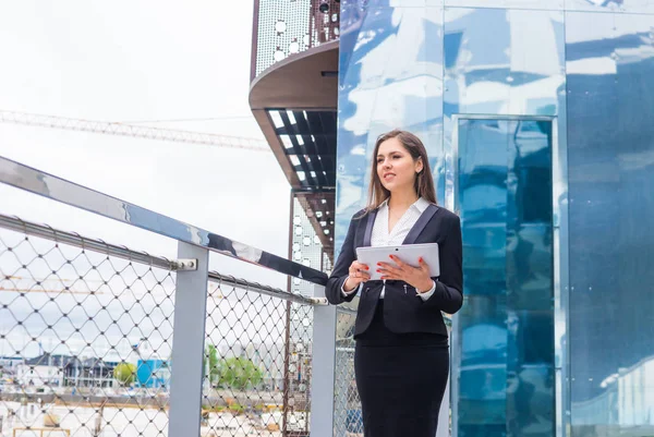 Femme d'affaires confiante devant un immeuble de bureaux moderne. Concept d'entreprise, de banque, de société et de marché financier . — Photo