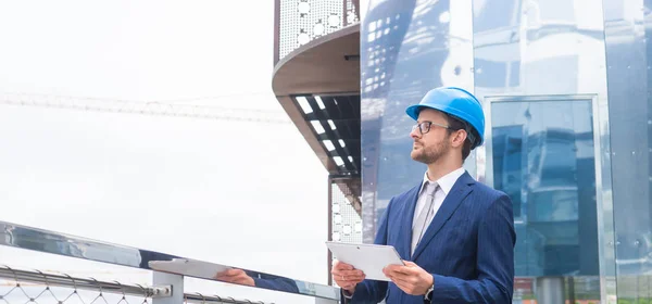 Real estate developer in helmet. New office construction. Confident business men or architect in front of office building. — Stock Photo, Image