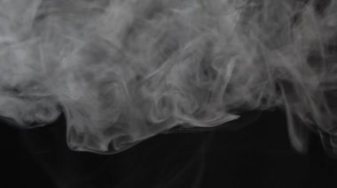 Boş siyah arka plan üzerinde doku duman