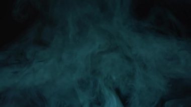 Boş siyah arka plan üzerinde doku duman