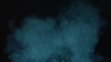 Boş siyah arka plan üzerinde doku duman