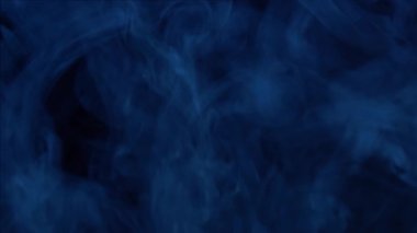 Boş siyah arka plan üzerinde doku duman