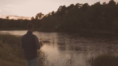 Nehirde balık yakalayan bir olta kamışlı balıkçı. Hafta sonu balıkçı. Hobi, boş zaman ve aktif yaz ve sonbahar konsepti.