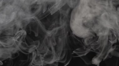 Boş siyah arka plan üzerinde doku duman