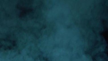 Boş siyah arka plan üzerinde doku duman