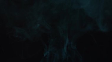 Boş siyah arka plan üzerinde doku duman