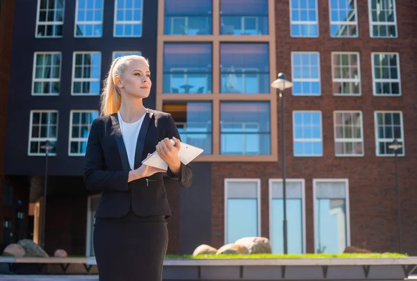 Outdoor foto van jonge en aantrekkelijke zakenvrouw, retailer of student. Een vrouw in casual kleding. Onroerend goed, bedrijfsleven en onderwijs. — Stockfoto