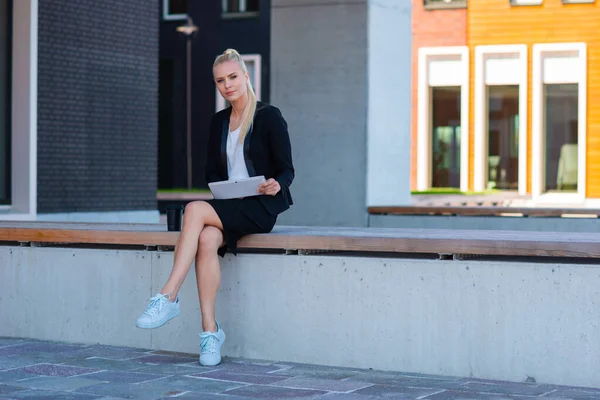 Foto al aire libre de una joven y atractiva mujer de negocios o estudiante. Concepto de empresa y educación . —  Fotos de Stock