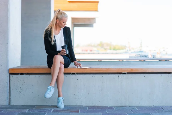 Outdoor photo of young and attractive businesswoman or student. Business and education concept. — Stock Photo, Image