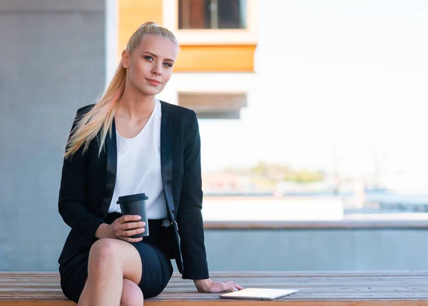 Zewnętrzne zdjęcie młodej i atrakcyjnej bizneswoman lub studentki. Koncepcja przedsiębiorczości i edukacji. — Zdjęcie stockowe