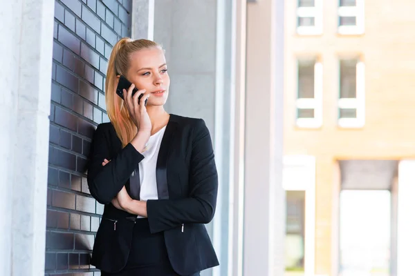 Utomhus foto av unga och attraktiva affärskvinna eller student. Affärs- och utbildningskoncept. — Stockfoto