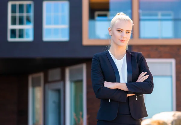 Photo Extérieure Jeune Femme Affaires Attrayante Détaillant Étudiant Femme Tenue — Photo