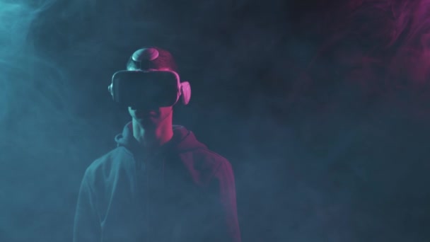 Portret mężczyzny w kasku wirtualnej rzeczywistości. Zakryta ciemna twarz w goglach Vr. Internet, darknet, gry i cybersymulacja. — Wideo stockowe