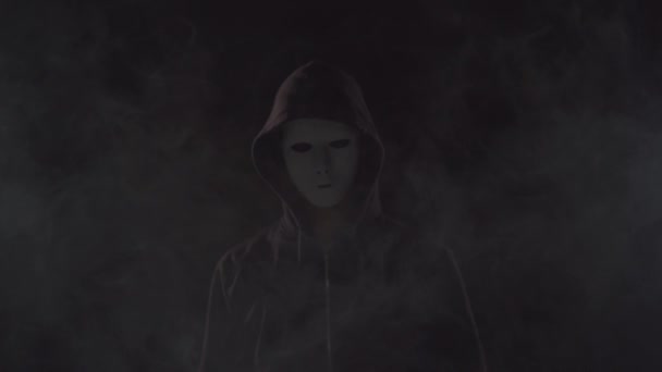 Retrato del hacker con capucha. Cara oscura y oscura. Ladrón de datos, fraude en internet, dark net y ciberseguridad  . — Vídeo de stock
