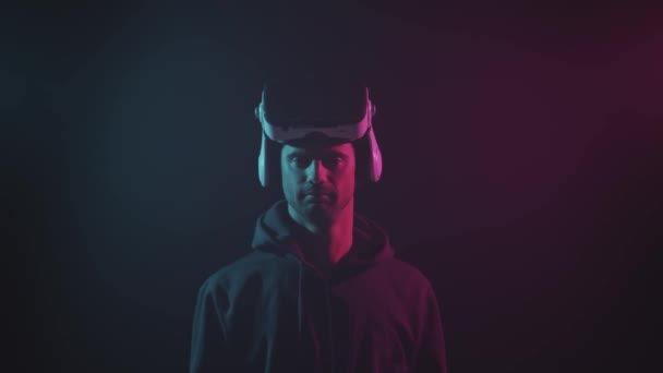 Retrato de un hombre en casco de realidad virtual. Cara oscura oscurecida con gafas VR. Internet, darknet, juegos y simulación cibernética . — Vídeos de Stock