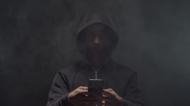 Portret van computer hacker in hoodie. Geobsedeerd donker gezicht. Gegevensdief, internetfraude, darknet en cyberbeveiliging . — Stockvideo