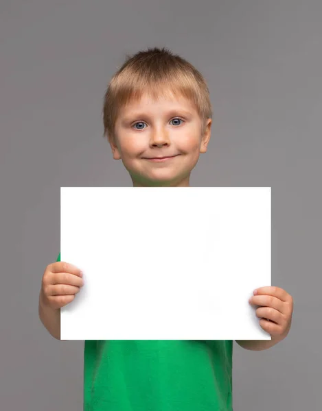 Ritratto Felice Ragazzo Sorridente Shirt Verde Ragazzo Attraente Studio Sfondo — Foto Stock