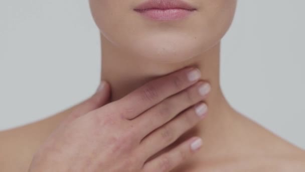 Retrato de estudio de mujer rubia joven, hermosa y natural que aplica crema para el cuidado de la piel. Levantamiento facial, cosméticos y maquillaje . — Vídeo de stock