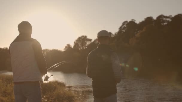 Vissers vrienden met een draaiende hengel die vis vangen op een rivier. Vissers in een weekend. Hobby, vrije tijd en actief zomer- en herfstconcept. — Stockvideo