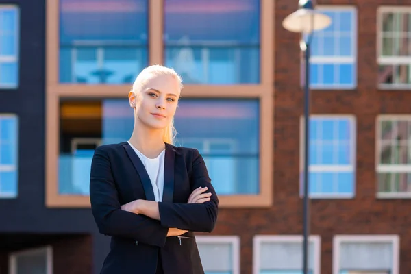 Outdoor-Foto von jungen und attraktiven Geschäftsfrau, Einzelhändler oder Studentin. Frau in Freizeitkleidung. Immobilien, Wirtschaft und Bildung. — Stockfoto