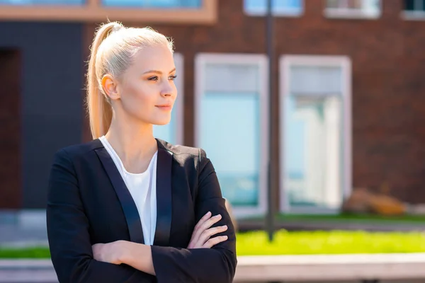 Outdoor-Foto von jungen und attraktiven Geschäftsfrau, Einzelhändler oder Studentin. Frau in Freizeitkleidung. Immobilien, Wirtschaft und Bildung. — Stockfoto