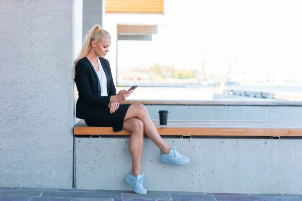 Photo extérieure de jeune et attrayante femme d'affaires ou d'un étudiant. Concept d'entreprise et d'éducation . — Photo