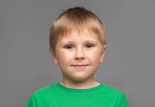 穿着绿色T恤的快乐微笑的男孩的画像。 演播室里迷人的孩子 童年概念. — 图库照片