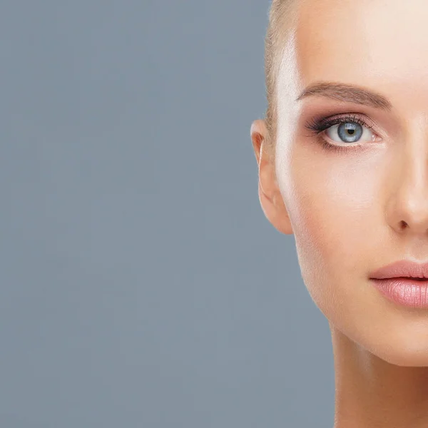 Aantrekkelijk gezicht van mooi meisje. Close-up portret van gezonde vrouw. Huidverzorging, cosmetica, make-up, teint en het tillen van het gezicht. — Stockfoto