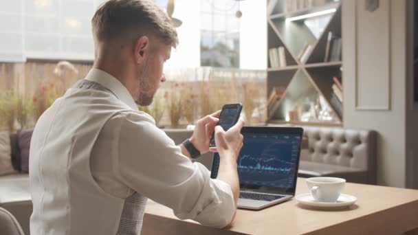 Homme d'affaires assis et travaillant dans un café. Homme utilisant des appareils informatiques. Entreprises et entrepreneuriat . — Video