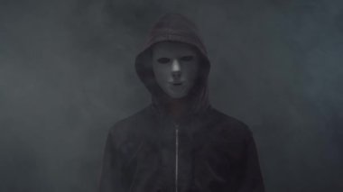 Kapüşonlu bilgisayar korsanı portresi. Karanlık bir yüz. Veri hırsızlığı, internet dolandırıcılığı, darknet ve siber güvenlik .