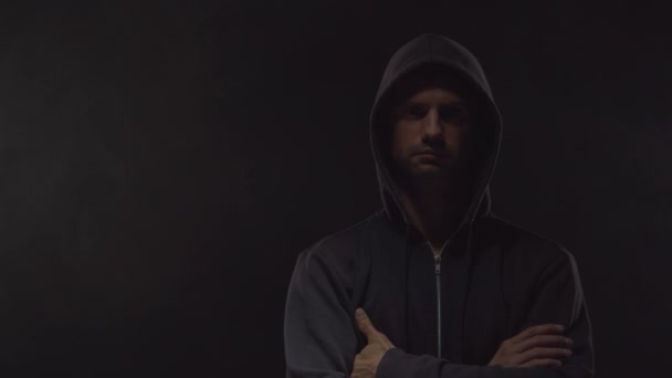 Portret van computer hacker in hoodie. Geobsedeerd donker gezicht. Gegevensdief, internetfraude, darknet en cyberbeveiliging . — Stockvideo