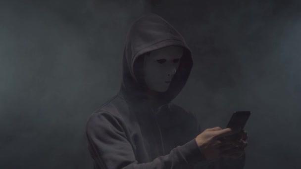Porträt eines Computerhackers in Kapuzenpulli. verdunkeltes dunkles Gesicht. Datendieb, Internetbetrug, Darknet und Cyber-Sicherheit . — Stockvideo