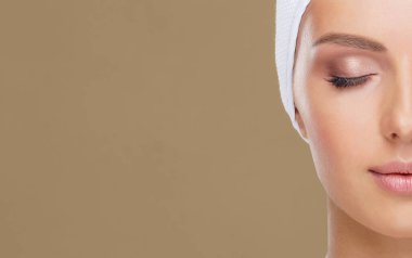 Sağlıklı ve çekici kadının güzellik portresi. Spa, Cilt Bakımı, kozmetik, makyaj, cilt ve yüz kaldırma konseptinde insan yüzü.