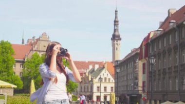 Çekici bir genç kız seyahat ediyor ve güzel eski kasabayı keşfediyor. Retro kameralı bir turist..