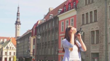 Çekici bir genç kız seyahat ediyor ve güzel eski kasabayı keşfediyor. Retro kameralı bir turist..
