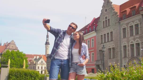 Couple of tourists traveling and exploring beautiful old town. Loving man and woman in a vacation trip. — Stock Video