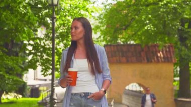 Parkta erkek arkadaşını bekleyen bir kız. Adam randevuyu erteliyor. Aşk ve ilişkiler.