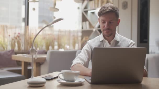 Uomo d'affari seduto e che lavora in un bar. Uomo che usa dispositivi informatici. Impresa e imprenditorialità . — Video Stock