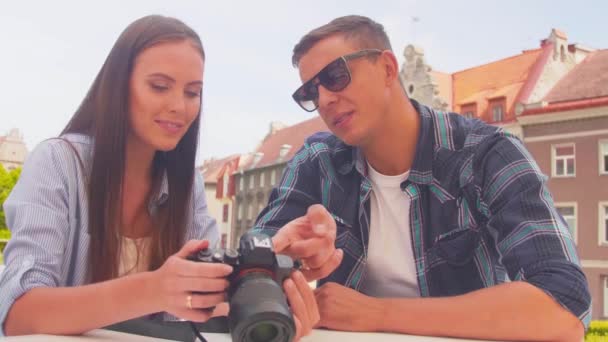 Couple of tourists traveling and exploring beautiful old town. Loving man and woman in a vacation trip. — Stok video