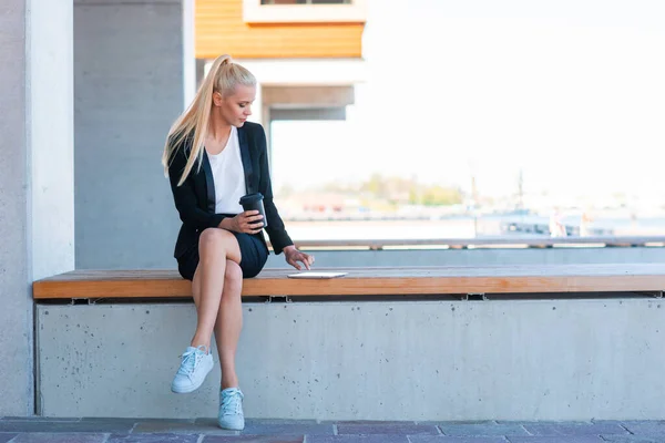 Outdoor photo of young and attractive businesswoman or student. Business and education concept. — Stock Photo, Image