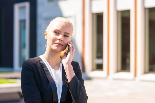 Outdoor photo of young and attractive businesswoman or student. Business and education concept. — Stock Photo, Image