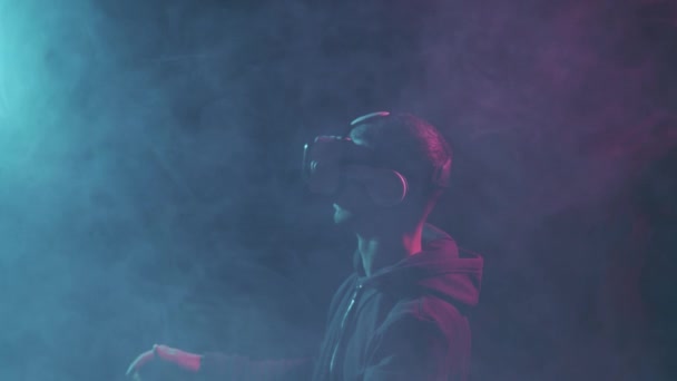 Portret van een man met een virtual reality helm. Verkregen donker gezicht in Vr bril. Internet, darknet, gaming en cybersimulatie. — Stockvideo