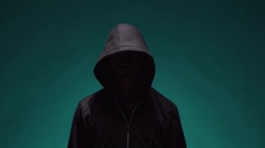 Bilgisayar korsanı hoodie portresi. Gizlenmiş karanlık yüzü. Veri hırsız, internet dolandırıcılık, darknet ve siber güvenlik kavramı.