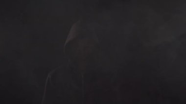 Bilgisayar korsanı hoodie portresi. Gizlenmiş karanlık yüzü. Veri hırsız, internet dolandırıcılık, darknet ve siber güvenlik kavramı.