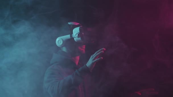 一个戴着虚拟现实头盔的男人的画像 Vr护目镜上的黑黑的脸 互联网 游戏和网络模拟概念 — 图库视频影像
