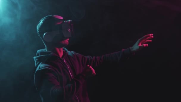 Porträt Eines Mannes Mit Virtual Reality Helm Verdunkeltes Dunkles Gesicht — Stockvideo